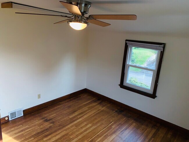 Building Photo - 1015 Willow Dr