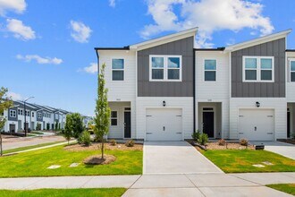 Building Photo - Spacious End-Unit 3-Bedroom Townhome in Pr...