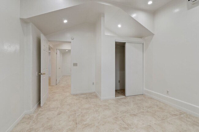 Building Photo - 941 E Edison St