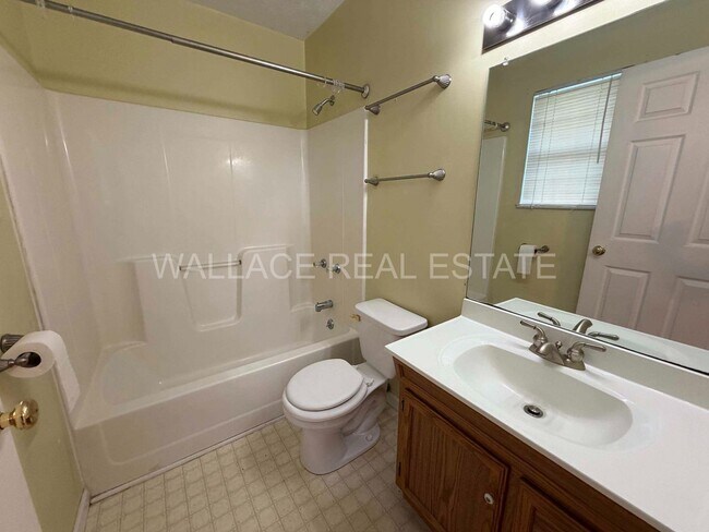 Building Photo - ALL ONE LEVEL IN CLINTON! 3 BDRM, 2 BATH WITH 2 CAR GARAGE!!
