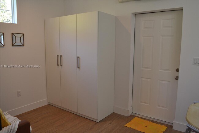 Building Photo - 621 SW 60th Ct
