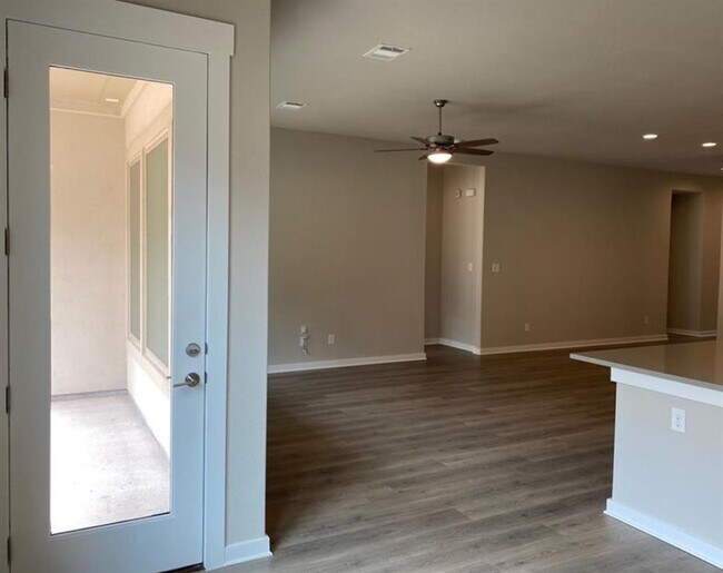 Building Photo - 124 Saturnia Dr