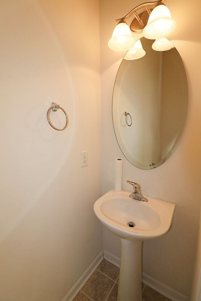 Building Photo - Well maintained 3 bedroom 2.5 bath home ne...