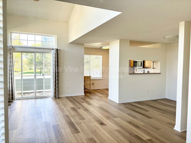 Building Photo - 930 Button Rock Dr