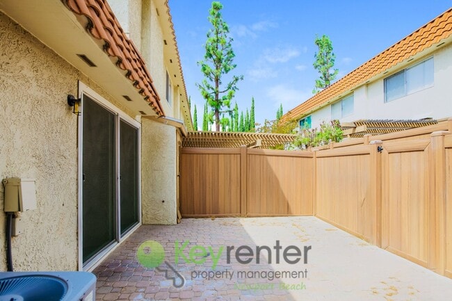 Building Photo - Updated 3 Bedroom Single Level Condo in La...