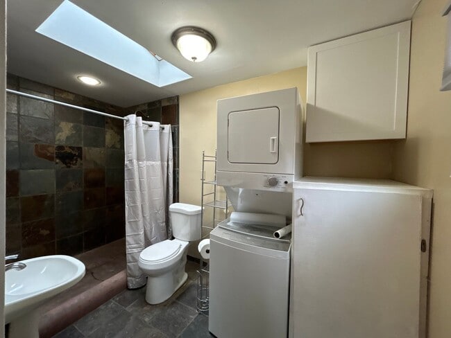 Building Photo - Down Town Living - 2 Bedroom / 1 Bathroom ...