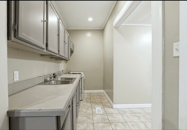 Building Photo - 1610 Court St