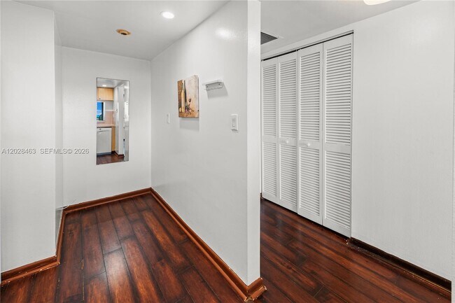 Building Photo - 2555 Collins Ave