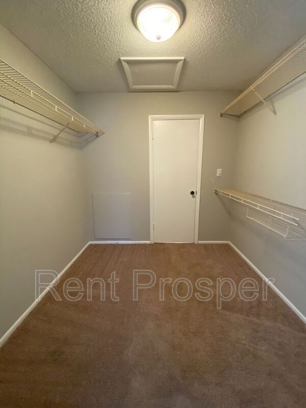 Building Photo - 304 Cherokee Ct