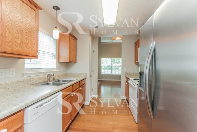 Building Photo - Spacious 3BR Home with Garage!