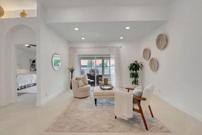 Building Photo - 15465 Lake Magnolia Pl