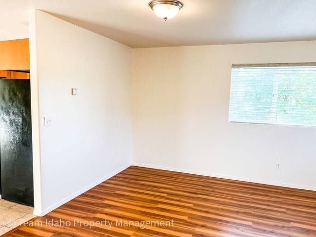 Building Photo - Beautiful 4 bedroom 3 bath townhouse w/att...
