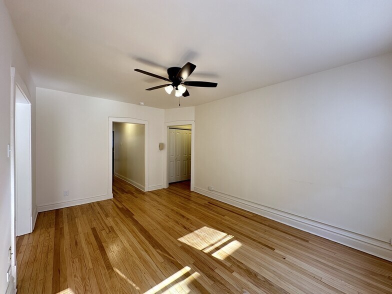 Building Photo - 4311 N Francisco Ave