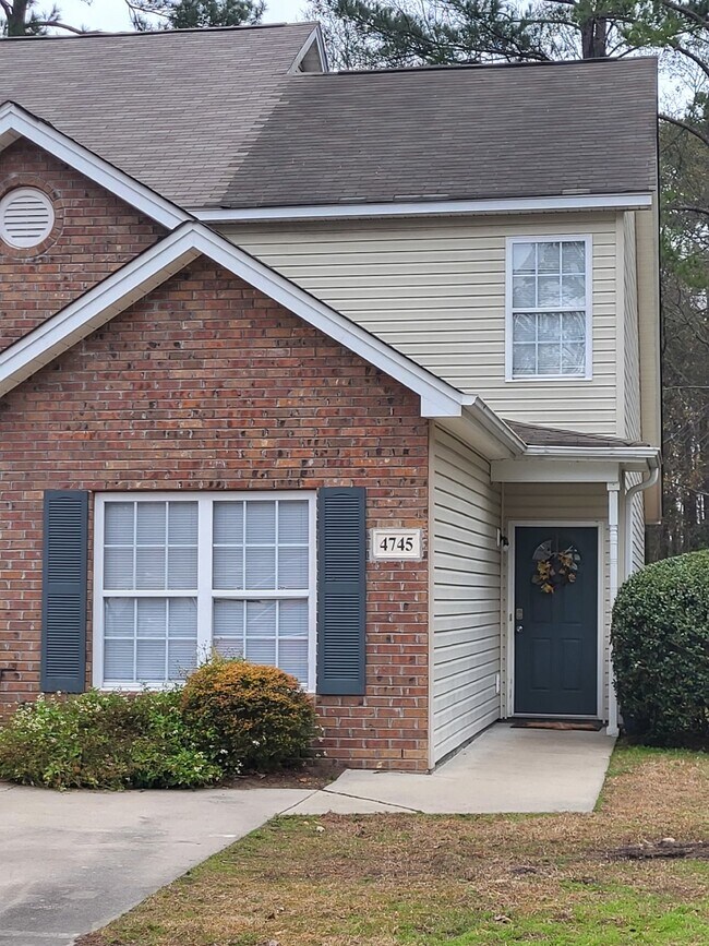 Primary Photo - "Charming 2-Bedroom Townhouse on Skillmast...