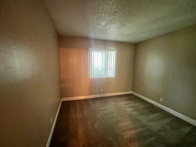 Building Photo - 2 Bedroom 1 Bathroom South Reno Condo