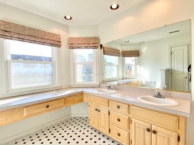 Building Photo - 6 Pine Lake Ct