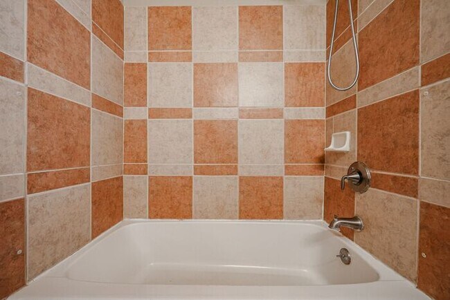 Building Photo - Welcome to this stunning 4 bedroom, 2 bath...