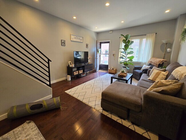 Building Photo - Bright 3 bed 1.5 bath in WHITMAN SOUTH PHI...