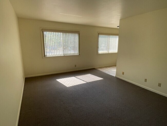 Building Photo - Manor