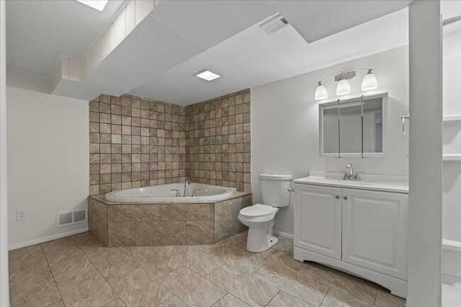 Building Photo - 4 bed/2bath in Bettendorf, IA