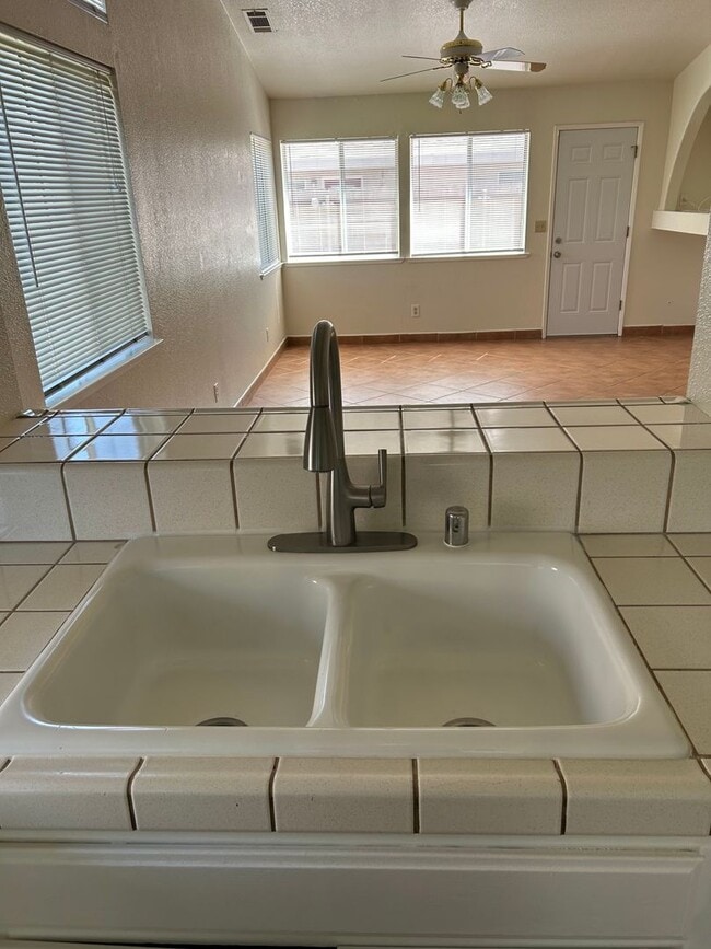 Building Photo - Beautiful 3 bedroom Home. 1st Month Free with 1 year Lease!