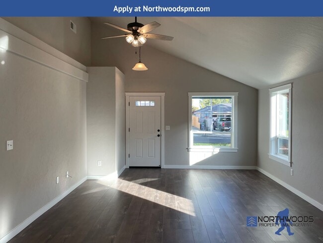 Building Photo - Newer 3 Bedroom 2 Bath Home-Large Fully Fenced Back Yard.