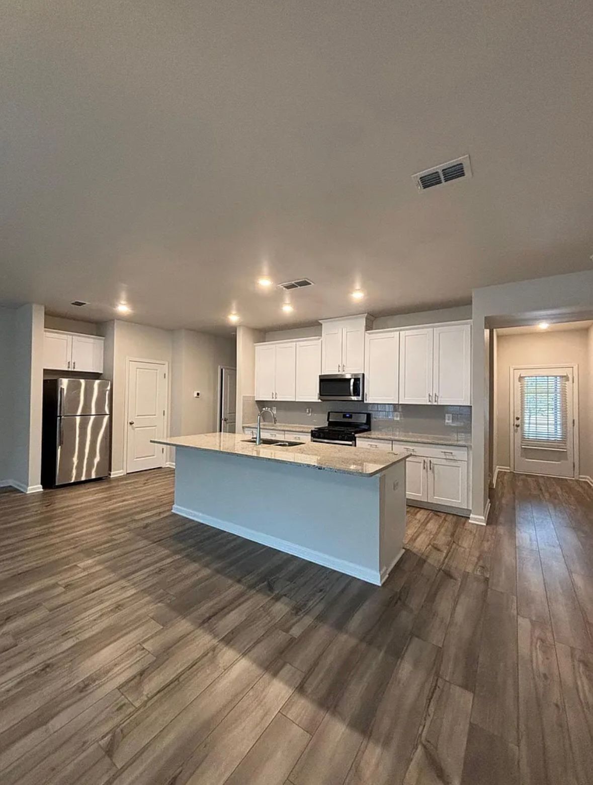 Building Photo - 1247 Sunny Lake Dr