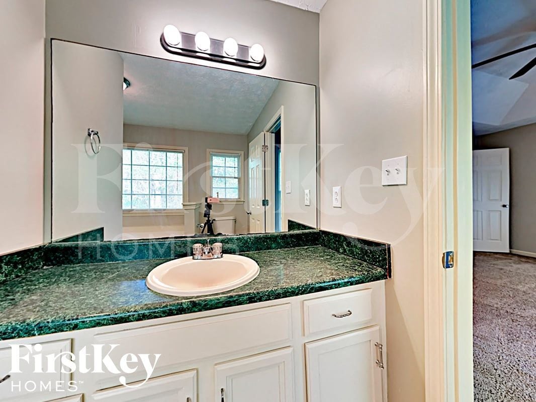 Building Photo - 452 Maplewood Ln