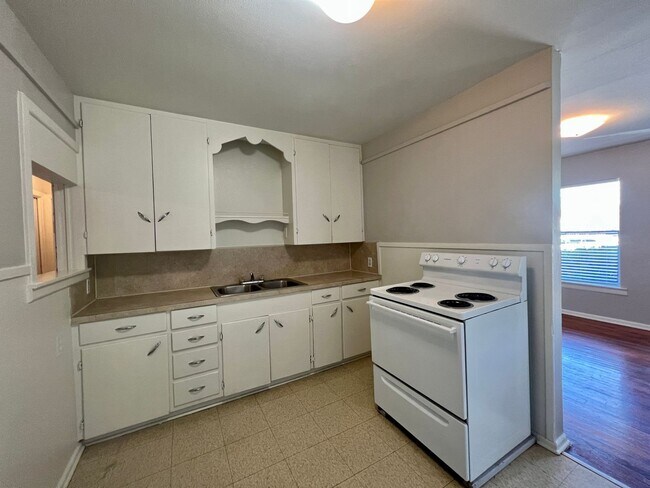 Building Photo - Availably July 12: Charming 3 Bedroom 1 Ba...