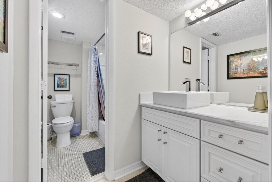 Building Photo - 12080 Capri Cir S