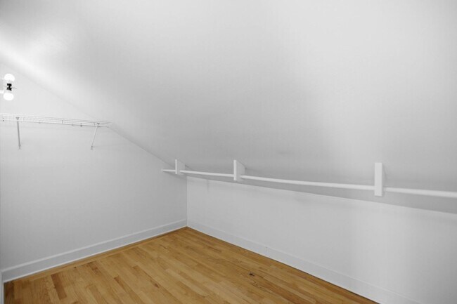 Building Photo - Steps from Green Lake ,6 bed 3 bath home with 2 kitchens and 2 laundry rooms.