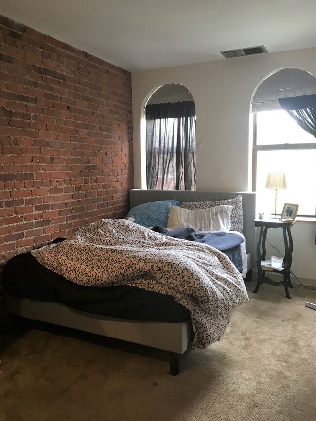 Primary Photo - 52 Gainsborough St