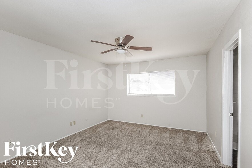 Building Photo - 2202 Lockwood Dr