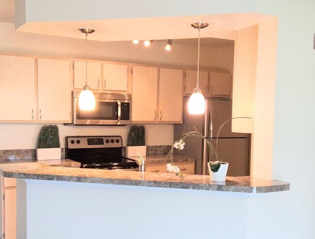 Building Photo - Gorgeous Wood Floors 1/1 condo for RENT @The Crest close to UCF