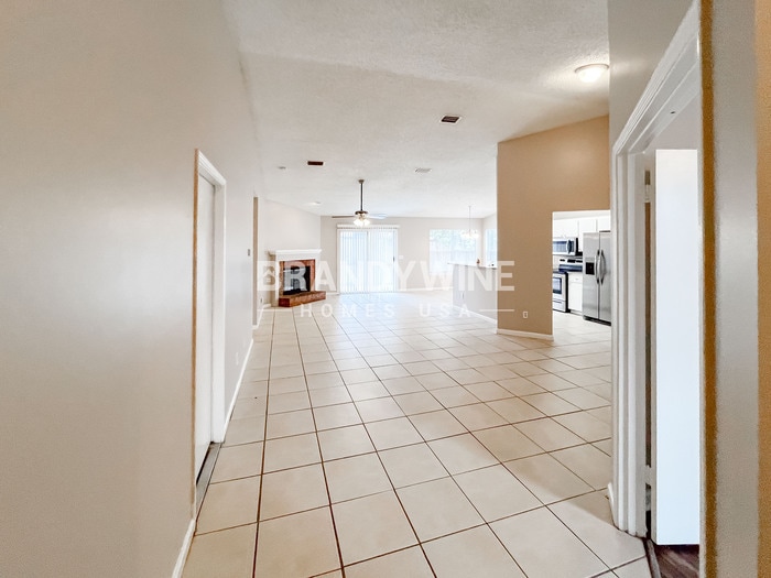 Building Photo - 8055 International Village Dr