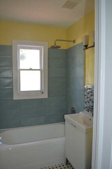 Bathroom - 1642 Van Buren St
