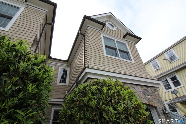 Building Photo - 288 Davis Ave