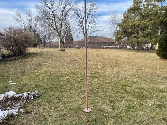 Large backyard - 3202 W Alvina Ave