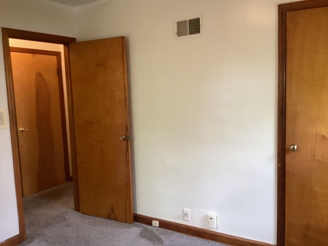 Building Photo - 3 Bedroom Single Family Home