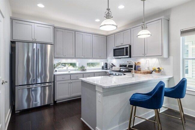 Building Photo - 2705 Halcyon Dr