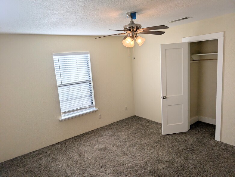 Building Photo - 1826 W Bond St