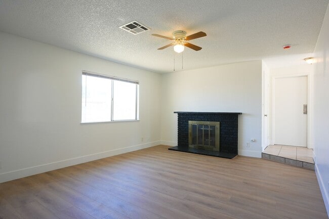Building Photo - Updated 4 Bedroom / 2 Bathroom Home in Las Vegas