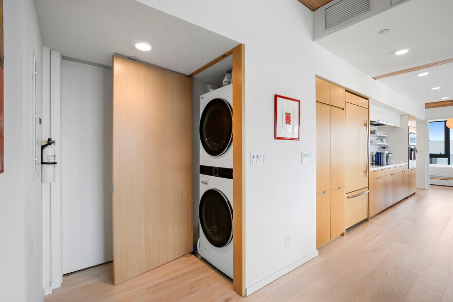 Building Photo - 12 NE Fremont St