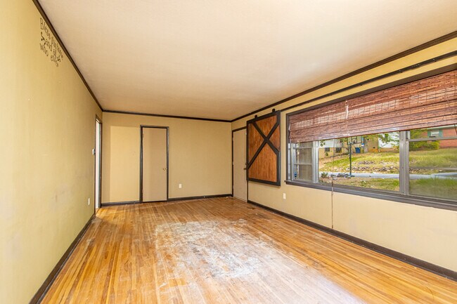 Building Photo - 3813 Hillside Dr