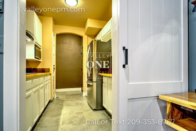 Building Photo - Luxury Private Furnished 2 Bed 2 Bath Suite With Private Courtyard - Utilities Included!