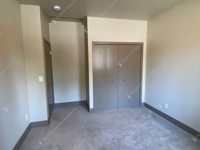 Building Photo - Designer-Finished Townhome Near COCC & NWX