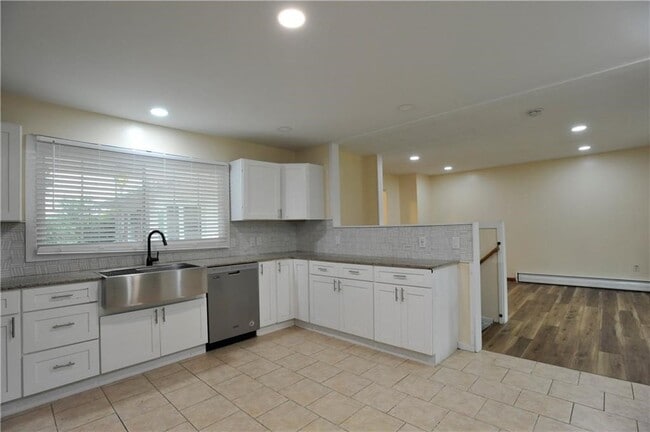 Building Photo - 15 Green Valley Dr