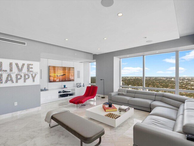 Building Photo - 1425 Brickell Ave