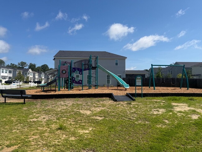 Building Photo - Three Bedroom Home in Millstone Landing!