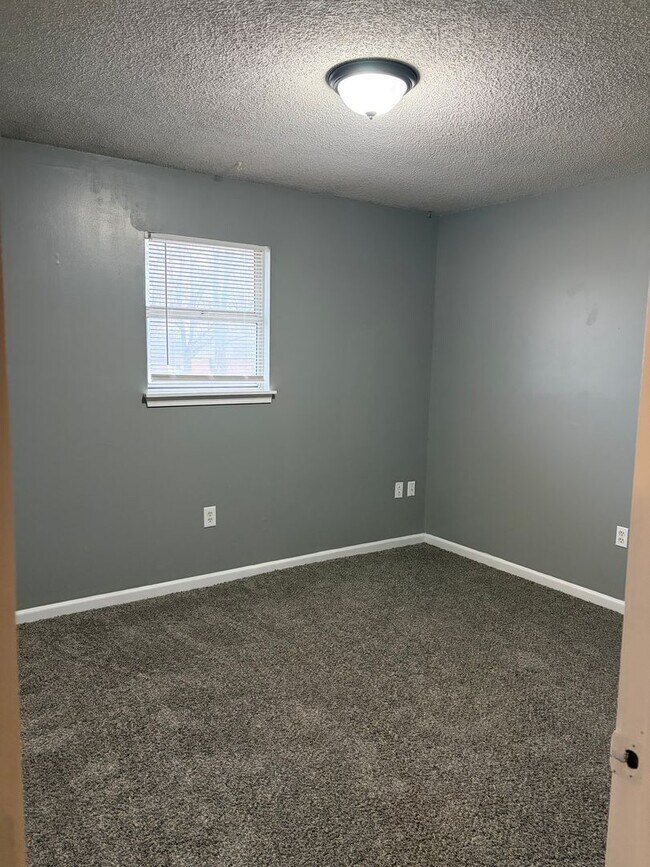 Building Photo - 4632-4634 Southampton Ct